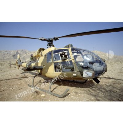 Hélicoptère de combat Gazelle émirati posé dans le désert.