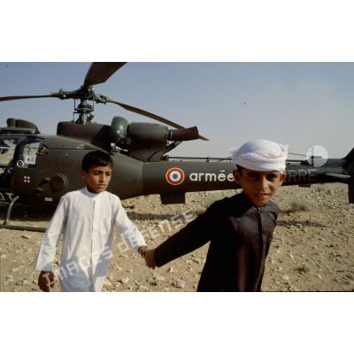 Enfants émiratis devant un hélicoptère de combat Gazelle de l'ALAT (aviation légère de l'armée de terre).