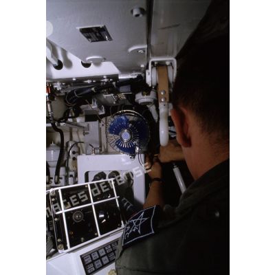 Un chef de tir du 1er RS installe un petit ventilateur au poste de tir Hot dans un VAB avant le départ pour le Golfe.