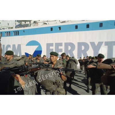 Embarquement du 2e REI à bord du ferry affrété Esterel à Toulon.
