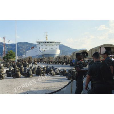 Embarquement des soldats du 1er RS et de véhicules de la 6e DLB (division légère blindée) à bord du ferry affrété Girolata.