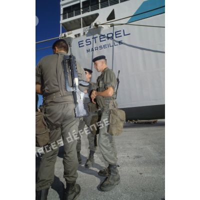 Embarquement du 1er RS à bord du ferry affrété Esterel.