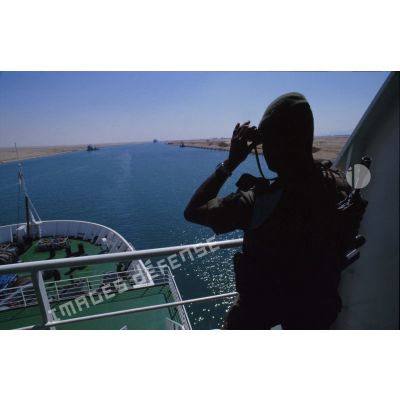 Passage du canal de Suez sous la surveillance de légionnaires de la 6e DLB (division légère blindée) à bord du ferry affrété Esterel.