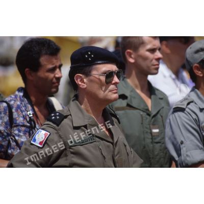 Le général de corps d'armée Michel Roquejeoffre, commandant en chef de l'opération Daguet, entouré de journalistes, attend l'arrivée du ferry affrété Corse.