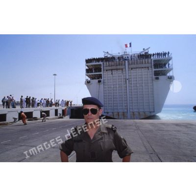Le général de corps d'armée Michel Roquejeoffre, commandant en chef de l'opération Daguet, à l'arrivée du ferry affrété Corse à Yanbu.