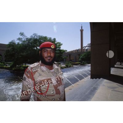 Soldat saoudien posant devant les fontaines de CRK (camp du roi Khaled).