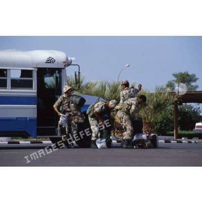 Soldats égyptiens sur l'aéroport de Yanbu. Les soldats sont équipés de fusils d'assaut Kalachnikov.