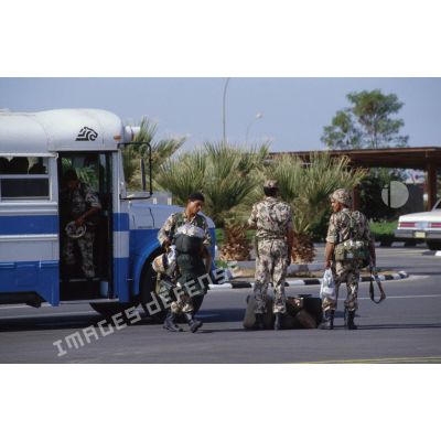 Soldats égyptiens sur l'aéroport de Yanbu. Les soldats sont équipés de fusils d'assaut Kalachnikov.
