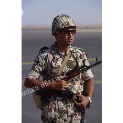 Soldat égyptien sur l'aéroport de Yanbu équipé d'un fusil d'assaut Kalachnikov.