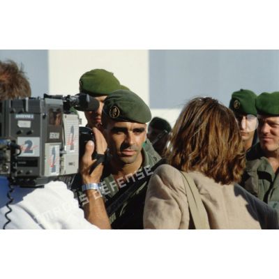 Sur le quai d'embarquement, une équipe de tournage de la télevision A2 (Antenne 2 ) interviewe un soldat du 2e REI.