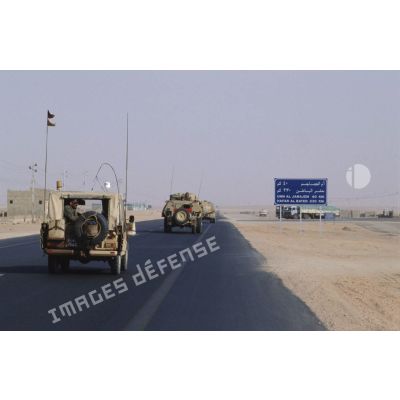 Colonne de VAB et de Peugeot P4 sur la route d'Hafar al Batin, situé à 230 km. Umm Al Jamajm est à 40 km.
