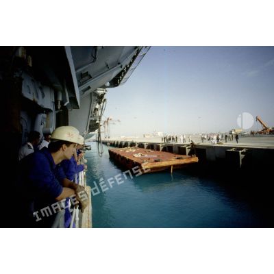 Arrivée du PA (porte-avions) Clemenceau au port de Yanbu en Arabie Saoudite. Manoeuvriers.
