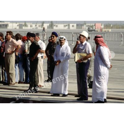 Débarquement du matériel et des véhicules à Yanbu du PA (porte-avions) Clemenceau sous les yeux de la population civile et militaire saoudienne.