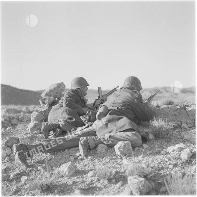 Algérie. Deux soldats en position de tir.