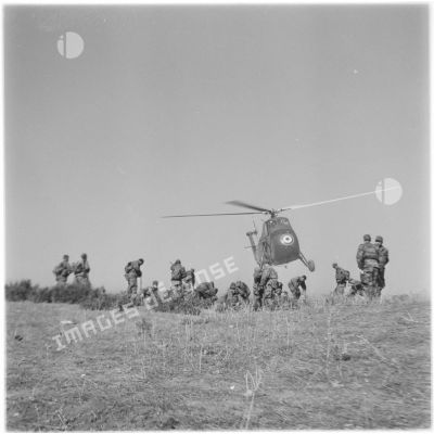 Soldats d'un commando parachutiste de l'Air devant un hélicoptère Sikorsky H-34.