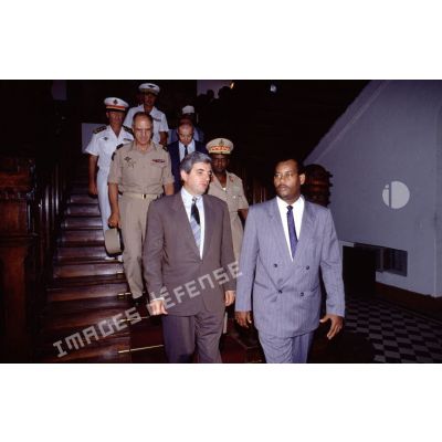Jean-Pierre Chevènement, ministre de la Défense, accompagné d'autorités civiles et militaires, dont le général d'armée Maurice Schmitt, CEMA (chef d'état-major des Armées), à Djibouti.