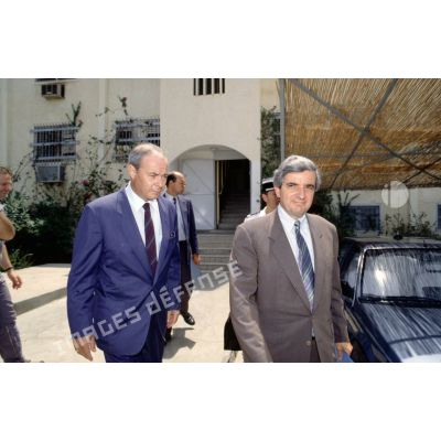 Jean-Pierre Chevènement, ministre de la Défense, accompagné de Claude Soubeste, ambassadeur de France à Djibouti.