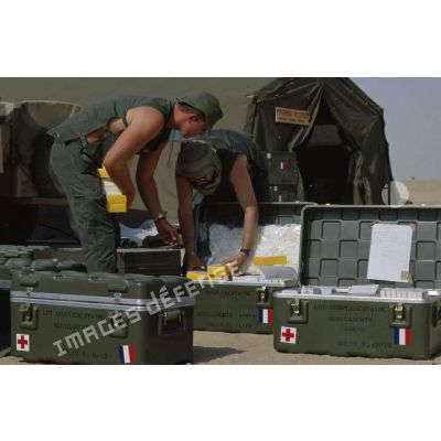 Inventaire des médicaments de l'AMA (antenne médicale avancée) de la division Daguet dans la région d'Hafar Al Batin.
