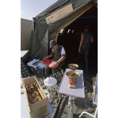 Inventaire et mise en place du matériel médical de l'AMA (antenne médicale avancée) de la division Daguet dans la région d'Hafar Al Batin.