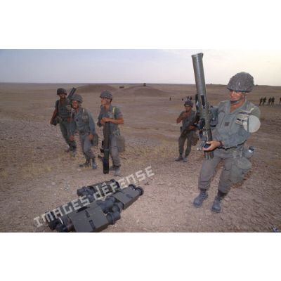 Les soldats transportent les LRAC (lance-roquettes antichar) de 89 mm mdl F1 et leurs munitions lors d'un exercice.