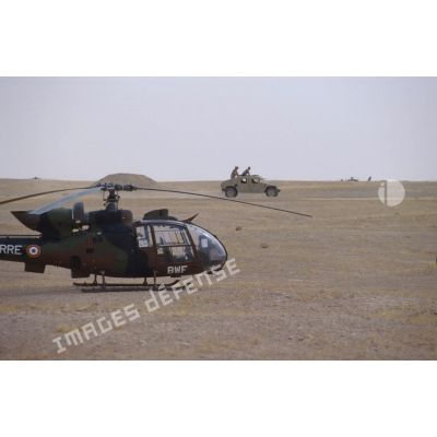 Hélicoptère de combat Gazelle SA-342 en entraînement.
