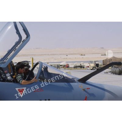 Sur la BA (base aérienne) d'Al Ahsa, maintenance sur un avion de combat Mirage 2000.