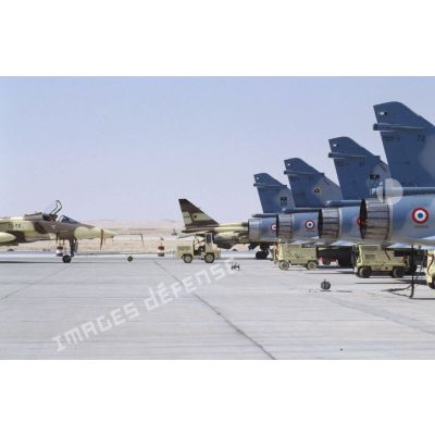 Sur la BA (base aérienne) d'Al Ahsa, des avions de combat Mirage 2000 et Jaguar sont alignés.