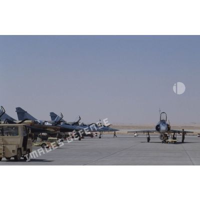 Sur la BA (base aérienne) d'Al Ahsa, des avions de combat Mirage 2000 sont alignés, un Mirage F1-CR au premier plan.