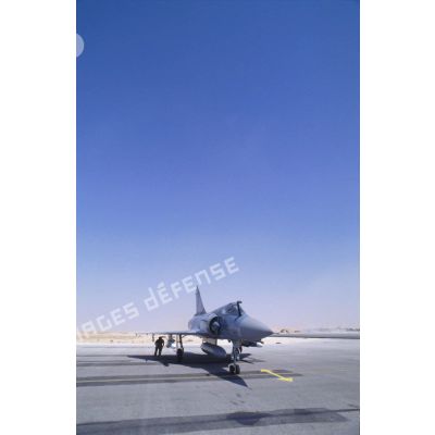 Sur la BA (base aérienne) d'Al Ahsa, un avion de combat Mirage 2000 au sol.