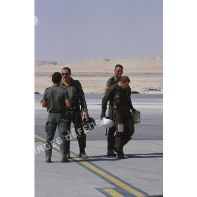 Retour de mission des pilotes d'avions de combat sur la BA (base aérienne) d'Al Ahsa.