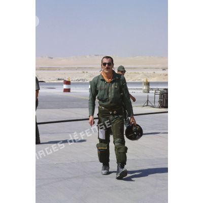 Retour de mission d'un pilote d'avion de combat sur la BA (base aérienne) d'Al Ahsa.