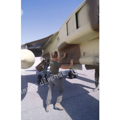 Sur la BA (base aérienne) d'Al Ahsa, vérification de l'armement au retour de mission, ici le canon de 30 mm sur un avion de combat Jaguar.
