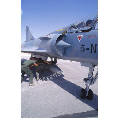 Sur la BA (base aérienne) d'Al Ahsa, vérification de l'armement au retour de mission d'un avion de combat Mirage 2000.