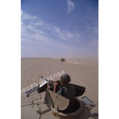 Convoi de VAB dans le désert.
