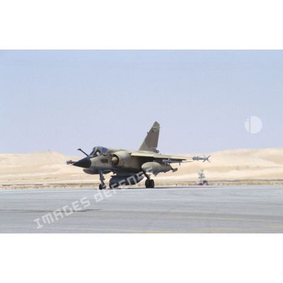 Un avion de combat Mirage F1-CR de l'ER (escadron de reconnaissance) 2/33 Savoie (cocotte), armé de missiles Matra R-550 Magic II en bout d'ailes s'avance sur la piste de la BA (base aérienne) d'Al Ahsa.
