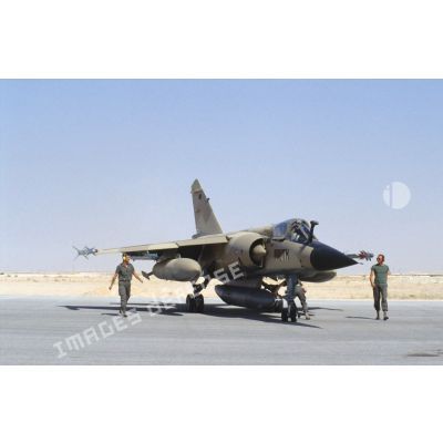Un avion de combat Mirage F1-CR, armé de missiles Matra R-550 Magic II en bout d'ailes s'avance sur la piste de la BA (base aérienne) d'Al Ahsa.