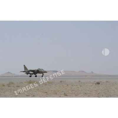 Un avion de combat Jaguar sur la piste de la la BA (base aérienne) d'Al Ahsa, armé de ses missiles.