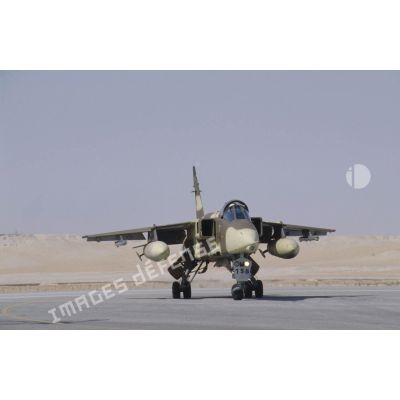 Un avion de combat Jaguar au sol, armé de ses missiles sur la BA (base aérienne) d'Al Ahsa.