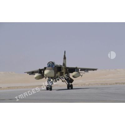 Un avion de combat Jaguar au sol, armé de ses missiles sur la BA (base aérienne) d'Al Ahsa.