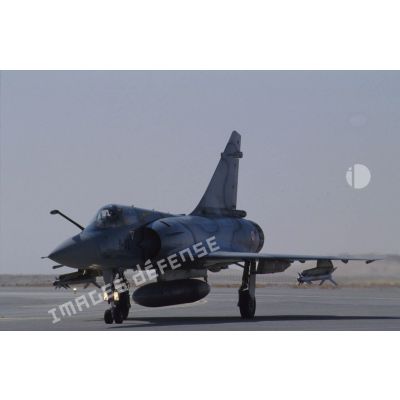 Un avion de combat Mirage 2000 sur la piste de la BA (base aérienne) d'Al Ahsa, armé de missiles Matra R 550 Magic II.