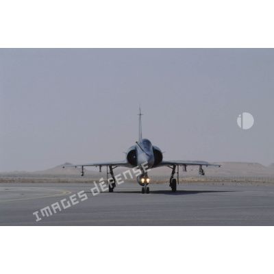 Un avion de combat Mirage 2000 sur la piste de la BA (base aérienne) d'Al Ahsa, armé de missiles Matra R 550 Magic II.