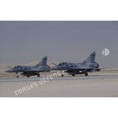 Deux avions de combat Mirage 2000 sur la piste de la BA (base aérienne) d'Al Ahsa, armés de missiles Matra super 530 D.