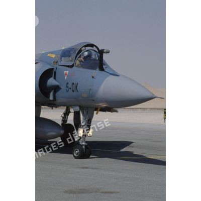 Un avion de combat Mirage 2000 sur la piste de la BA (base aérienne) d'Al Ahsa.