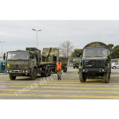 Des logisticiens du 519e groupe de transit maritime (519e GTM) préparent l'embarquement de camions Renault G-290 du 515e régiment du train (515e RT) et GBC-180 du 1er régiment d'infanterie de marine (1er RIMa) à Toulon.