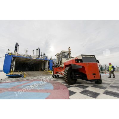 Chargement de matériels à bord du cargo roulier MN Eider dans le port de Toulon.