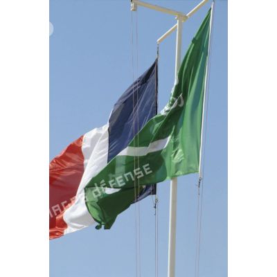 Les drapeaux français et saoudien.