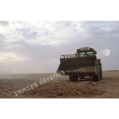 MPG (moyen polyvalent du génie) dans le désert pour la réalisation de levées de terre (merlon).
