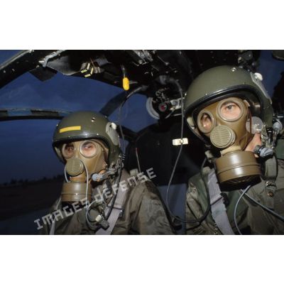 Entraînement au pilotage d'un hélicoptère de combat Gazelle Hot du 5e RHC avec la tenue S-3P (survêtement de protection à port permanent) et l'ANP (appareil normal de protection) pendant un exercice NBC.