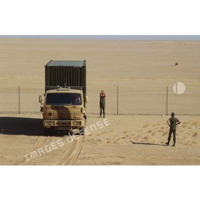 Arrivée à CRK (camp du roi Khaled) d'un camion du 511e RT transportant des munitions en provenance de Yanbu.