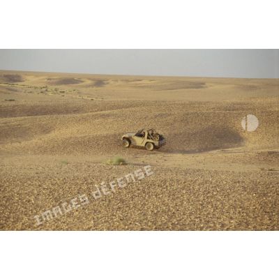 Deux soldats du 1er RI testent les capacités tout-terrain du prototype Auverland dans le désert.